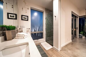 Shower, hair dryer, towels - Luxurious Home with Private Pool, Firepit, Grill and Mountain Views! (Palm Springs)