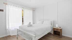 2 bedrooms, iron/ironing board, travel cot, free WiFi - The Harla Beachside - ideally situated near the azure ocean, pristine beaches just a short stroll (Coffs Harbour)
