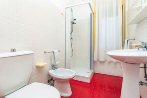 Douche, sèche-cheveux, serviettes fournies
