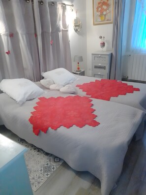 Unclassified image, 4 of 13, button - Bed and Breakfast 'Chambre D'hôtes - Suite Familiale' with Mountain View, Wi-Fi and Air Conditioning (Robion)