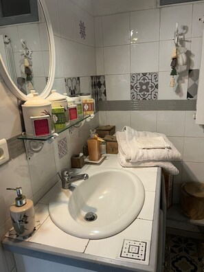Shower, hair dryer, towels - Bed and Breakfast 'Chambre D'hôtes - Suite Familiale' with Mountain View, Wi-Fi and Air Conditioning (Robion)