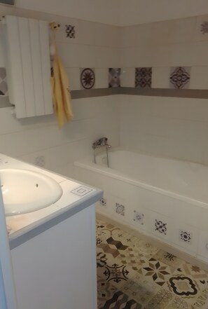 Shower, hair dryer, towels - Bed and Breakfast 'Chambre D'hôtes - Suite Familiale' with Mountain View, Wi-Fi and Air Conditioning (Robion)