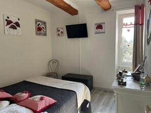 2 bedrooms, WiFi, bed sheets - Bed and Breakfast 'Chambre D'hôtes - Suite Familiale' with Mountain View, Wi-Fi and Air Conditioning (Robion)