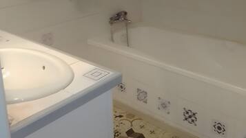 Regadera, secadora de cabello, toallas