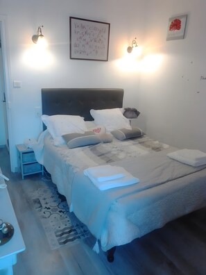 2 bedrooms, WiFi, bed sheets - Bed and Breakfast 'Chambre D'hôtes - Suite Familiale' with Mountain View, Wi-Fi and Air Conditioning (Robion)