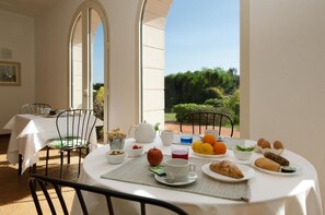 Dining - Isola Charm B&B - Pool & Nature Stay (Syracuse)