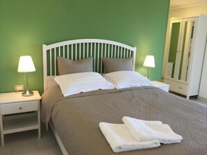 Habitación doble superior, balcón, vistas al mar | Sistema de insonorización y wifi gratis