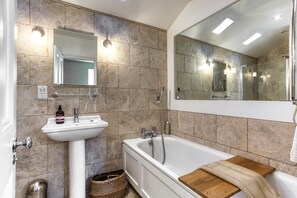 Hair dryer, towels - The Cottage - sleeps 2 guests  in 1 bedroom (Steeple Bumpstead)