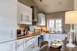 Fridge, microwave, oven, stovetop - The Cottage - sleeps 2 guests  in 1 bedroom (Steeple Bumpstead)