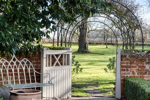 Property grounds - The Cottage - sleeps 2 guests  in 1 bedroom (Steeple Bumpstead)