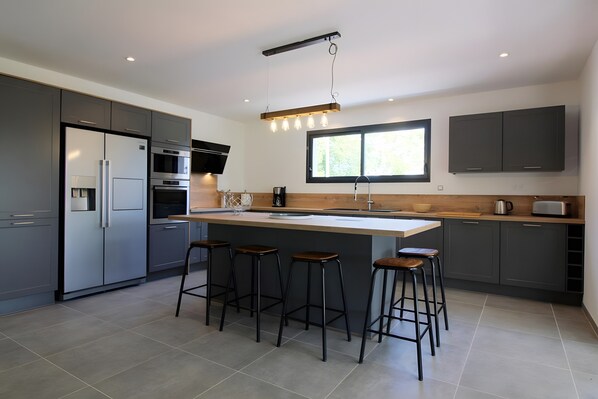Fridge, microwave, oven, stovetop - Gîte Basmatho in Yvrac (Yvrac)