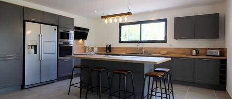 Kühlschrank, Mikrowelle, Ofen, Herdplatte