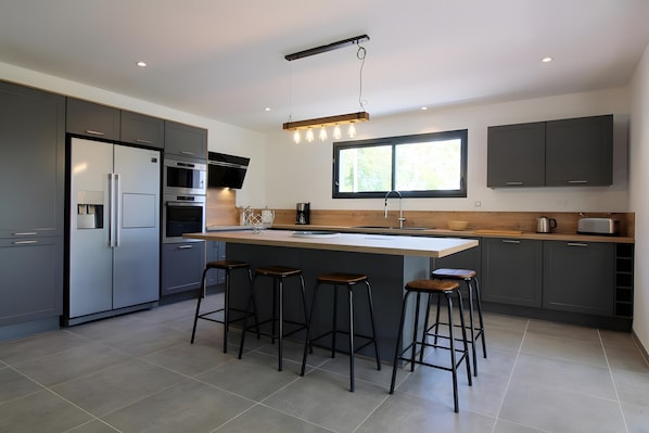 Réfrigérateur, micro-ondes, four, plaque de cuisson