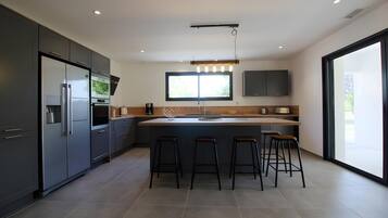 Refrigerador, microondas, horno y parrilla de estufa