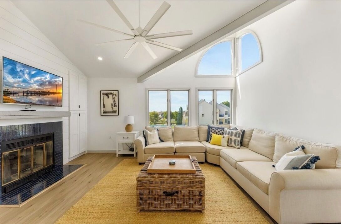 Smart-tv, een open haard en boeken