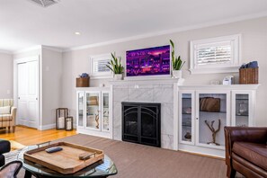 Smart TV, chimenea y estéreo 