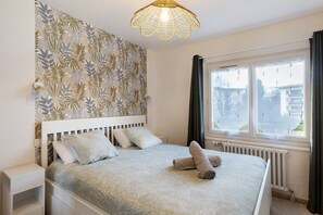 Iron/ironing board, WiFi, bed sheets