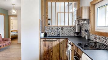 Kühlschrank, Mikrowelle, Ofen, Herdplatte