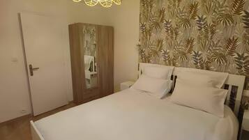 Iron/ironing board, WiFi, bed sheets