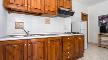 Kühlschrank, Herdplatte, Kochgeschirr/Geschirr/Besteck