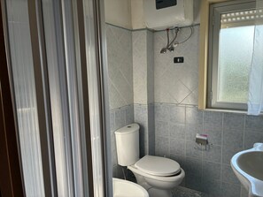 Regadera, secadora de cabello, toallas 