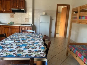 Geladeira, cooktop, talheres/pratos/utensílios de cozinha