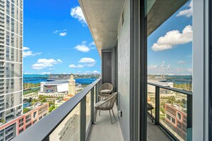 Property grounds - Bright 1BR+Den | 75ft Pool | Walk to FIFA Fan Fest (Miami)