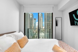 1 bedroom, iron/ironing board, WiFi, bed sheets - Bright 1BR+Den | 75ft Pool | Walk to FIFA Fan Fest (Miami)