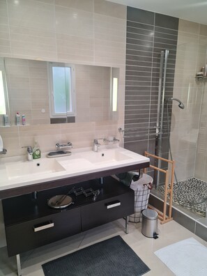 Shower, jetted bath, hair dryer, towels - Your stay on the Côte d'Azur at Villa Aurelia (Mandelieu-la-Napoule)