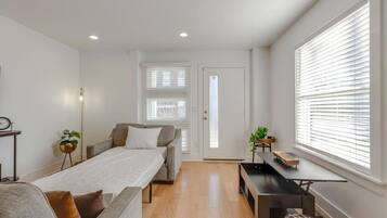 2 habitaciones, tabla de planchar con plancha, cuna de viaje y wifi