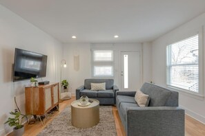 TV - Todd Townhouse – 2 Bedroom– Near City Hotspots (Nashville)