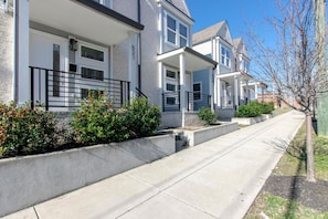 Exterior - Todd Townhouse – 2 Bedroom– Near City Hotspots (Nashville)