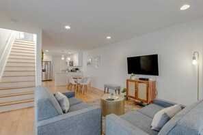 TV - Todd Townhouse – 2 Bedroom– Near City Hotspots (Nashville)