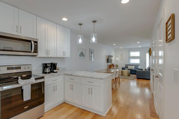 Fridge, microwave, oven, stovetop - Todd Townhouse – 2 Bedroom– Near City Hotspots (Nashville)