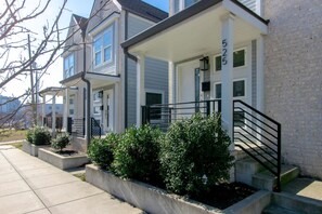 Exterior detail - Todd Townhouse – 2 Bedroom– Near City Hotspots (Nashville)