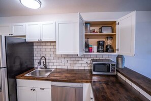 Fridge, microwave, oven, stovetop - 2 King Bed Charming Mountain Retreat Close to Mtn (Steamboat Springs)