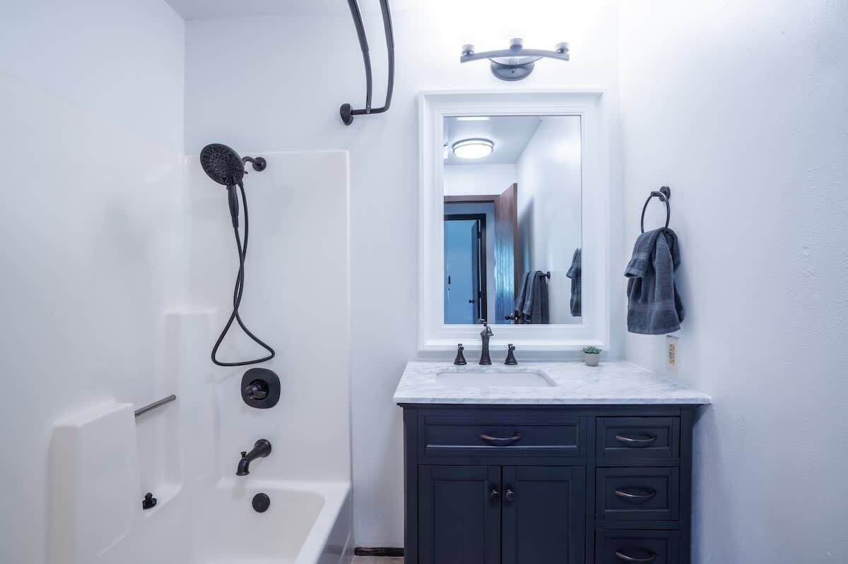 Douche, sèche-cheveux, serviettes fournies, shampoing