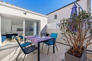 Outdoor dining - The Brisans Apartment 50m from the Beach (La Tranche-sur-Mer)