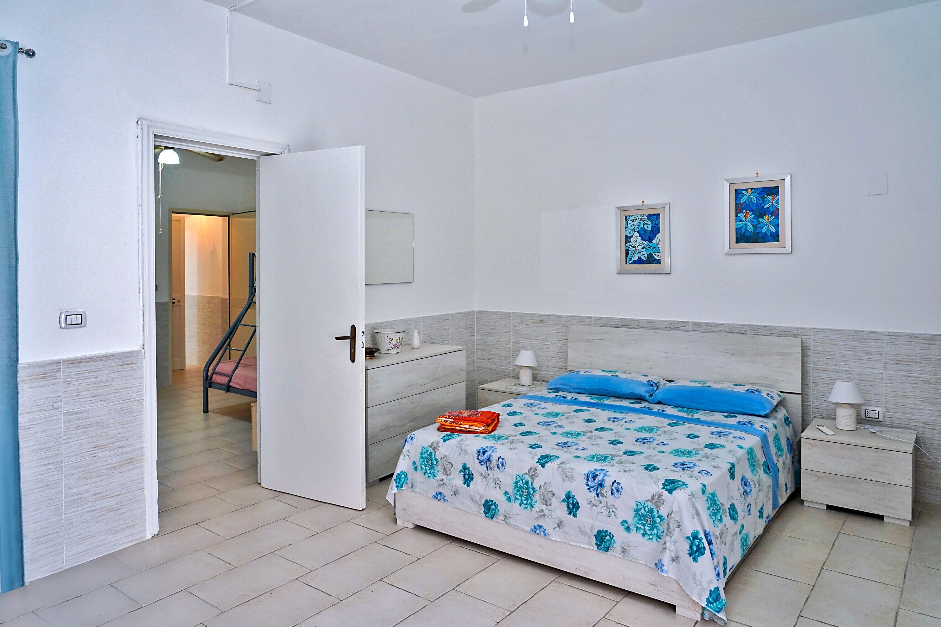 Iron/ironing board, bed sheets