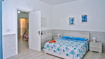 Iron/ironing board, bed sheets