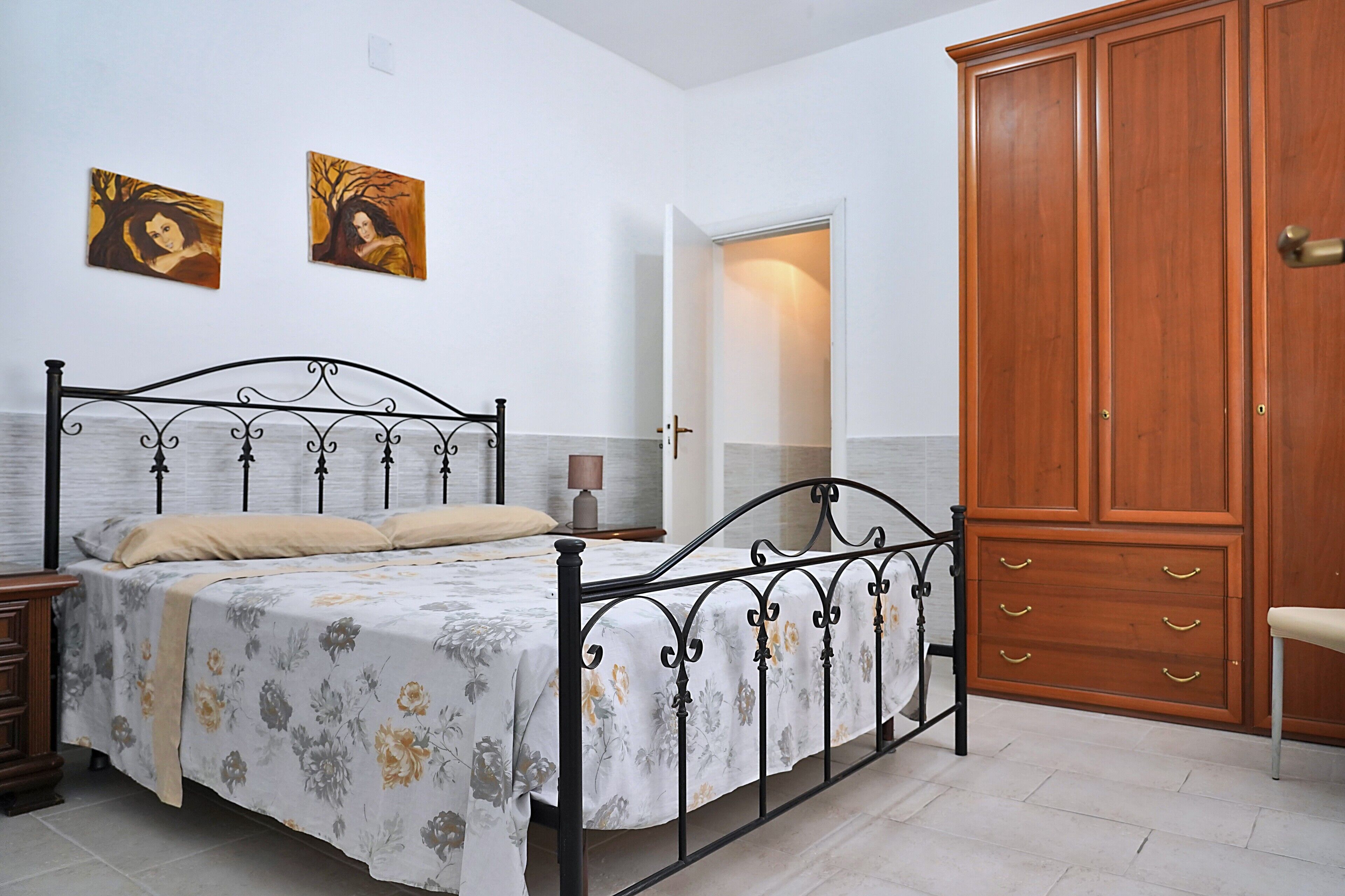 Een strijkplank/strijkijzer, beddengoed