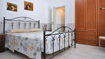 Een strijkplank/strijkijzer, beddengoed