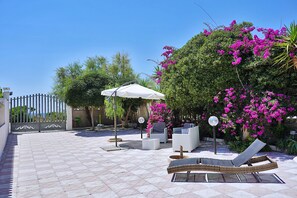 Terrace/patio - Villa 'Luciana' with Sea View, Private Terrace and Air Conditioning (San Pietro In Bevagna)