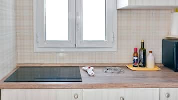 Frigorifero, microonde, forno, piano cottura