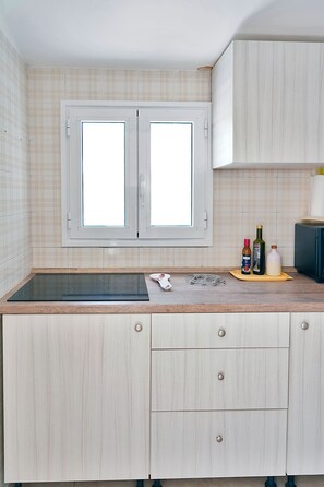 Frigorifero, microonde, forno, piano cottura