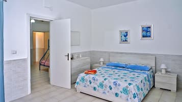 Iron/ironing board, bed sheets