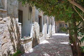 Property grounds - Villa 'Luciana' with Sea View, Private Terrace and Air Conditioning (San Pietro In Bevagna)
