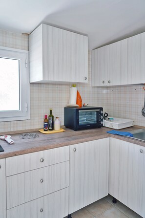 Fridge, microwave, oven, stovetop - Villa 'Luciana' with Sea View, Private Terrace and Air Conditioning (San Pietro In Bevagna)