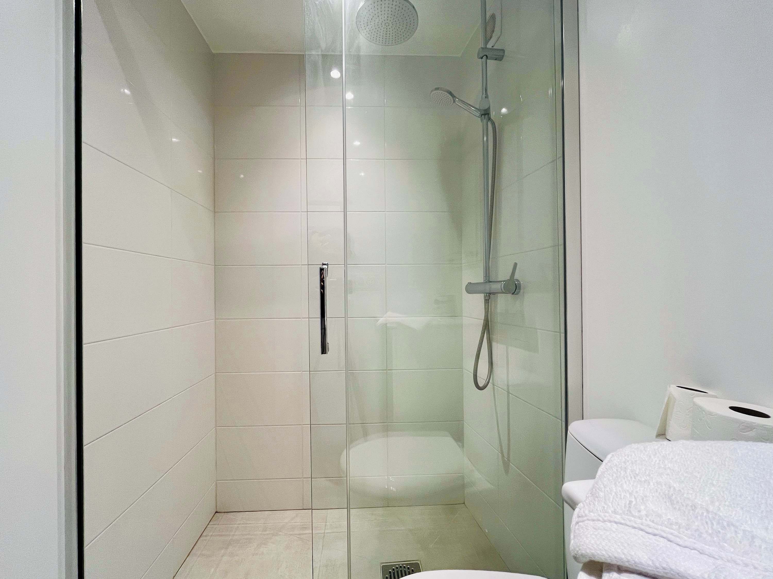 Douche, sèche-cheveux, serviettes fournies