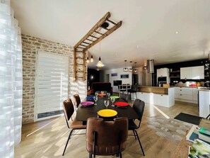 Dining - La Montbourgeoise, Stylish House Close to the Town Center (Montebourg)